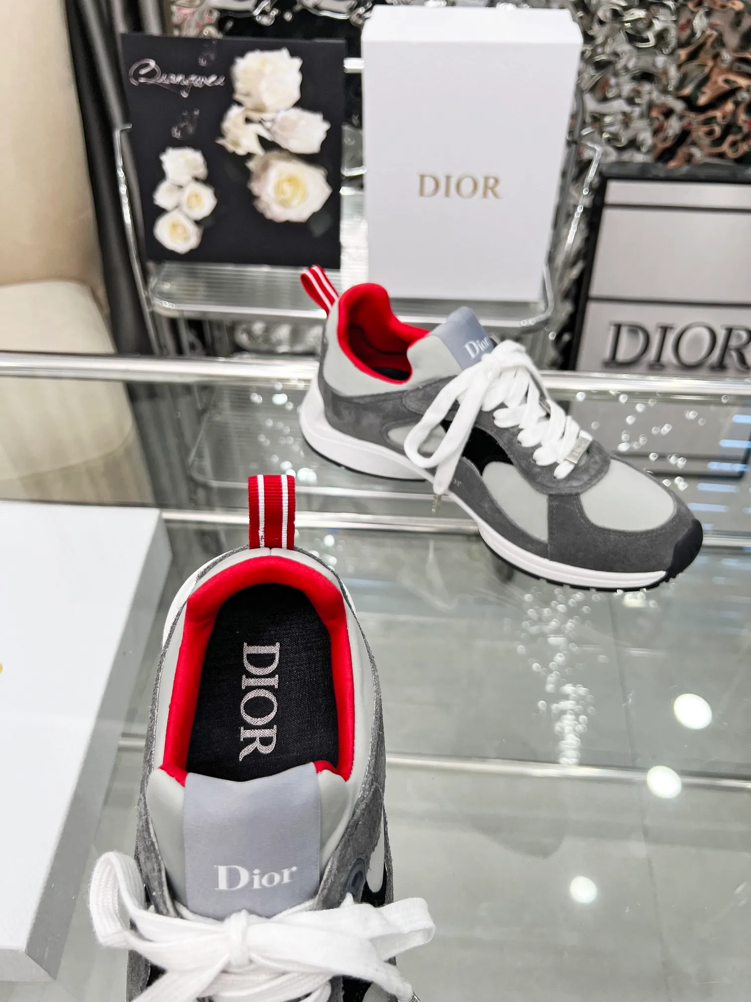 Men's shoes 💰540 Dior, the latest Star series on the show, this Dior Star dad sneaker is a new product for the fall of 2025, enriching the classic series with fashionable retro style. Carefully crafted, these Dad Shoes style shoes can be paired with casual looks all year round and follow the trend of the retro market. The Dior logo on the tongue also indicates that this pair of shoes is the B30 model! B30 uses fine-textured leather and mesh cloth materials to form a shoe body. There are conspicuous letters CD on both sides of the shoe body to indicate identity. The multiple lines on the shoe body outline the details, making the shoes look less monotonous and full of retro three-dimensionality! Code number: 40-46 Color: four colors